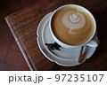 バリ島ウブドにある素敵なカフェのラテ 97235107