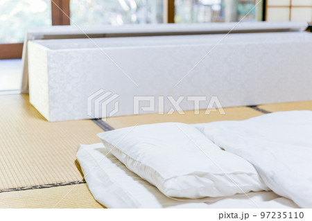 和室にある棺桶と棺布団 97235110