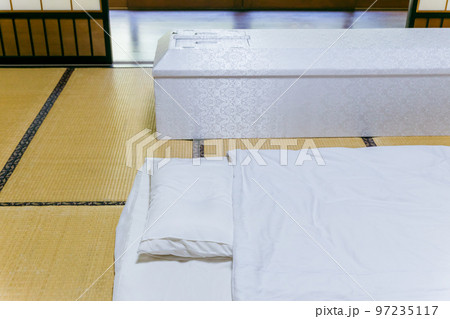 和室にある棺桶と棺布団 和室にある棺桶と棺布団 97235117