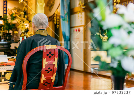 お寺でお経をあげるお坊さんの後ろ姿 お寺でお経をあげるお坊さんの後ろ姿 97235237