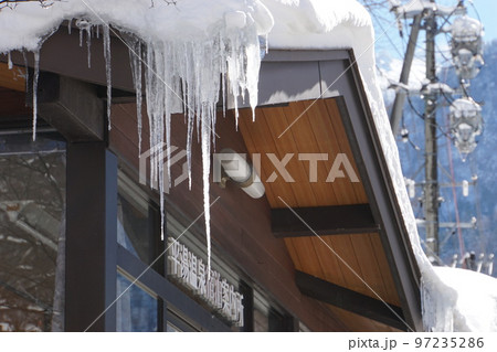 日本家屋の氷柱 97235286