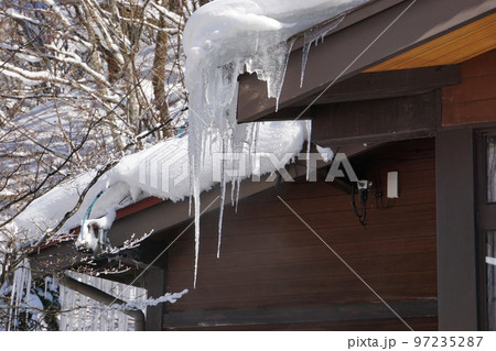 日本家屋の氷柱 97235287