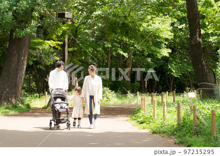 公園で遊ぶ家族 97235295