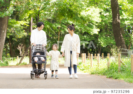 公園で遊ぶ家族 97235296