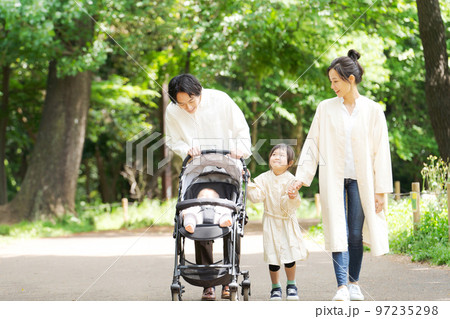 公園で遊ぶ家族 公園で遊ぶ家族 97235298