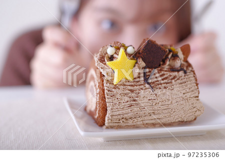 ケーキが食べたいけど、我慢している女性 97235306