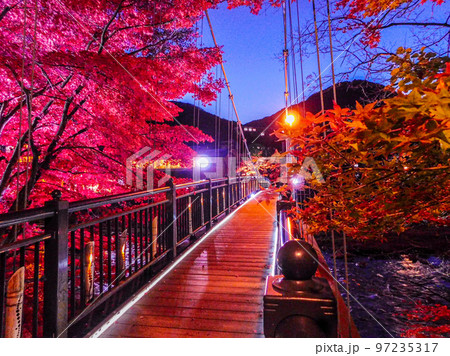 栃木県 那須塩原市 塩原温泉郷の紅の吊橋 97235317
