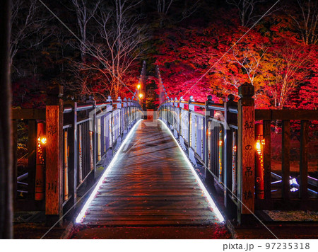 栃木県 那須塩原市 塩原温泉郷の紅の吊橋 栃木県 那須塩原市 塩原温泉郷の紅の吊橋 97235318