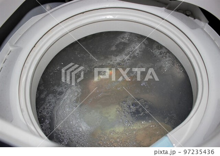 回る洗濯槽 洗濯物 水洗い 洗剤の泡 回る洗濯槽 洗濯物 水洗い 洗剤の泡 97235436