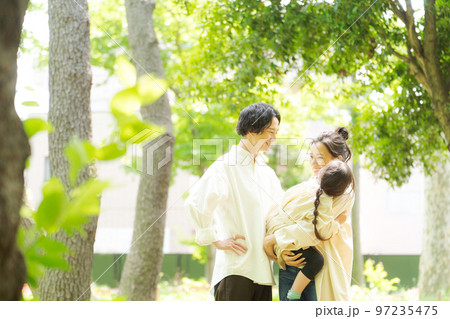 公園で遊ぶ家族 97235475