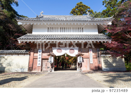 晴れた日の油山寺 97235489