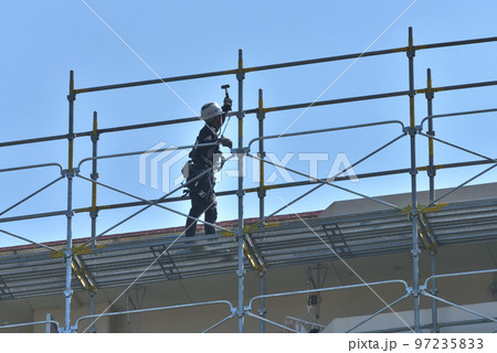 とび職 足場組立工事の作業風景 とび職 足場組立工事の作業風景 97235833