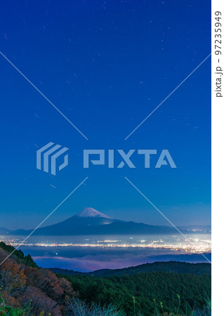 （静岡県）星空の下、達磨山高原から望む、駿河湾雲海と富士山 97235949