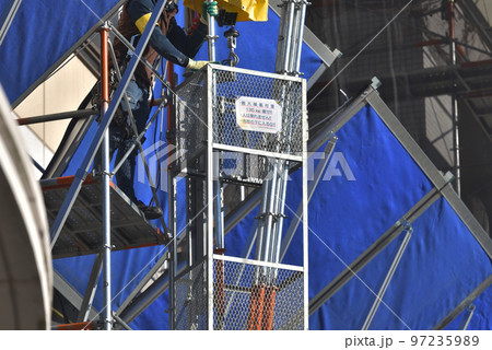 マンション大規模修繕 仮設足場をリフト使用の荷揚げ作業風景 マンション大規模修繕 仮設足場をリフト使用の荷揚げ作業風景 97235989