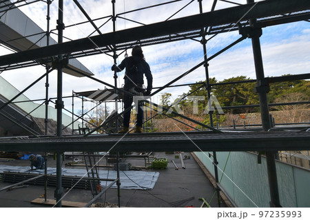 工事現場 足場組立作業風景 シルエット 工事現場 足場組立作業風景 シルエット 97235993