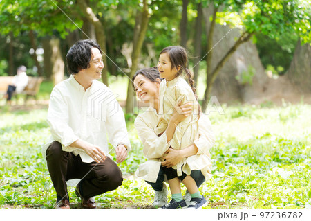 公園で遊ぶ家族 97236782
