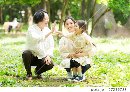 公園で遊ぶ家族 97236783