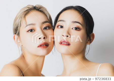 双子の姉妹　ドレスアップ 97236833