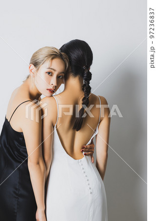 双子の姉妹　ドレスアップ 97236837
