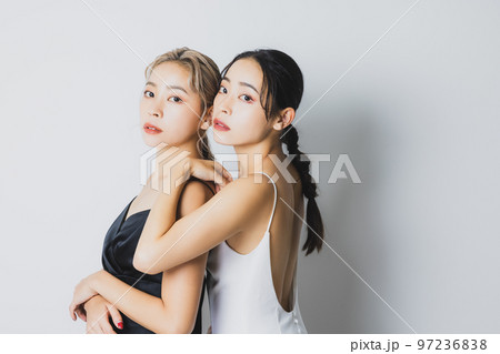 双子の姉妹　ドレスアップ 97236838