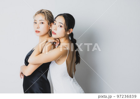 双子の姉妹　ドレスアップ 97236839
