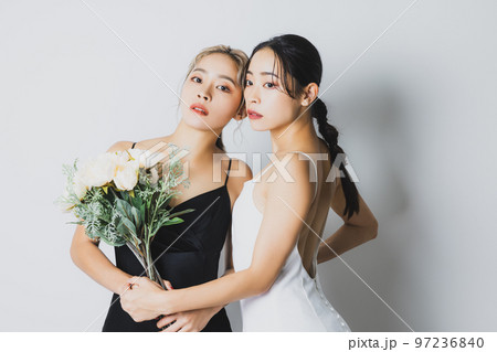 双子の姉妹　ドレスアップ 97236840