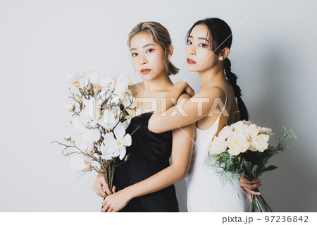 双子の姉妹　ドレスアップ 97236842