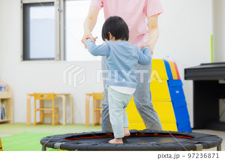 保育　運動　習い事　幼児　 97236871