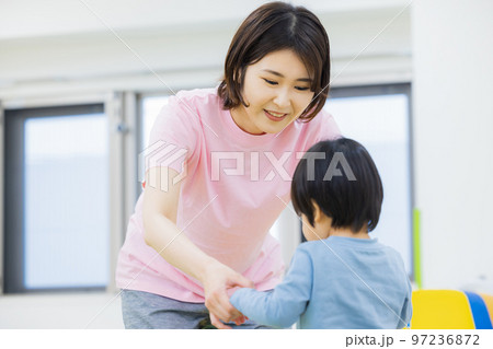 保育　運動　習い事　幼児　 97236872