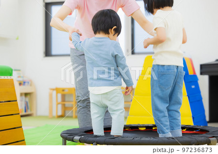 保育　運動　習い事　幼児　 97236873