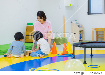 保育　運動　習い事　幼児　 97236874