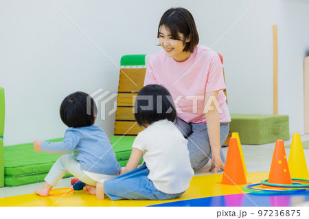 保育　運動　習い事　幼児　 97236875