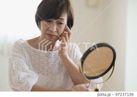 肌が気になるミドル女性 97237136