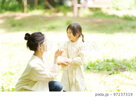 自然の中で遊ぶママと女の子 自然の中で遊ぶママと女の子 97237319