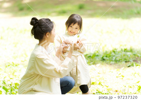 自然の中で遊ぶママと女の子 自然の中で遊ぶママと女の子 97237320