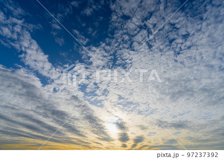 夕方の空、夕焼けと青空のグラデーション 97237392