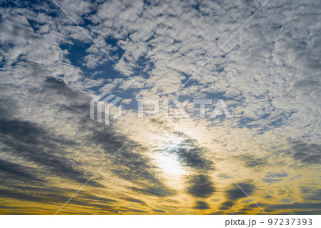 夕方の空、夕焼けと青空のグラデーション 97237393