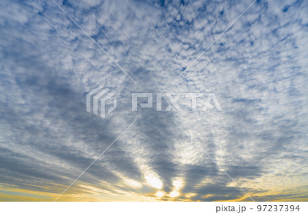 夕方の空、夕焼けと青空のグラデーション 97237394