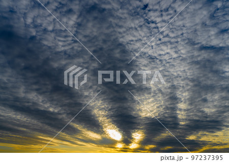 夕方の空、夕焼けと青空のグラデーション 夕方の空、夕焼けと青空のグラデーション 97237395