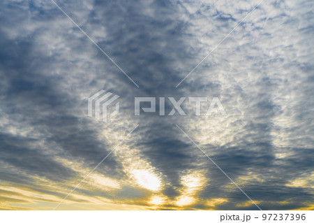 夕方の空、夕焼けと青空のグラデーション 97237396
