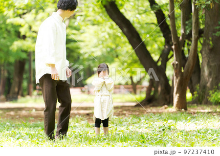 公園で遊ぶパパと子ども 公園で遊ぶパパと子ども 97237410