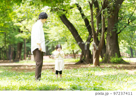 公園で遊ぶパパと子ども 公園で遊ぶパパと子ども 97237411