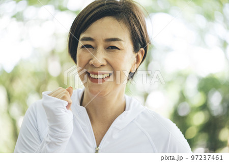 ウォーキング・ランニングする50代の女性 97237461