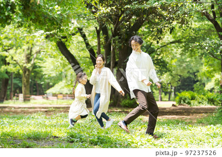 おいかけっこをするファミリー 97237526
