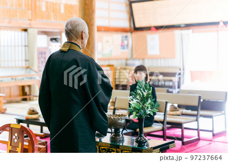 葬式で法話や説教をする住職・お坊さんと遺族（お寺・本堂） 97237664