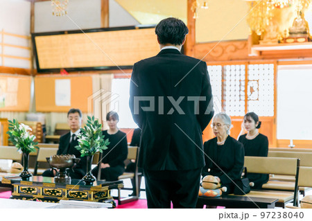 お葬式・葬儀で司会をする葬祭ディレクター・セレモニースタッフ お葬式・葬儀で司会をする葬祭ディレクター・セレモニースタッフ 97238040