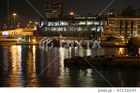 ギリシャのピレウス港の夜の港湾風景 ギリシャのピレウス港の夜の港湾風景 97238245