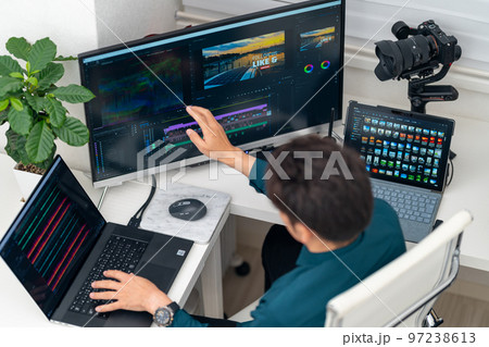 動画・映像クリエイター 男性 動画マーケティング 編集 宣伝活動 俯瞰 マルチディスプレイ ジンバル 動画・映像クリエイター 男性 動画マーケティング 編集 宣伝活動 俯瞰 マルチディスプレイ ジンバル 97238613
