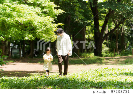 公園で遊ぶパパと子ども 97238751