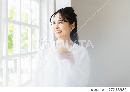 窓辺でくつろぐ女性 窓辺でくつろぐ女性 97238982